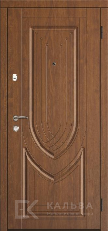 Фото «Классическая железная дверь орех с фигурной фрезеровкой и вставкой №31»